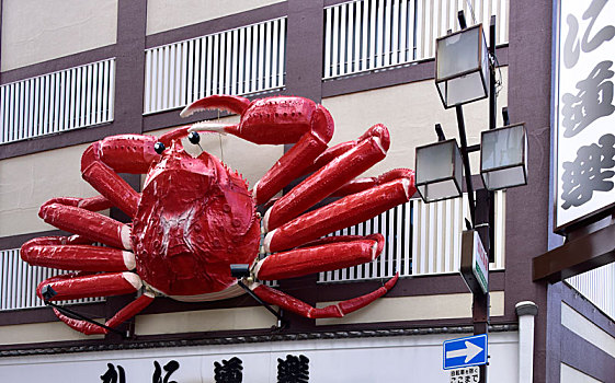 红色螃蟹雕塑