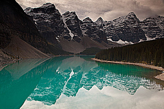湖,正面,山峦,冰碛湖,班芙国家公园,艾伯塔省,加拿大