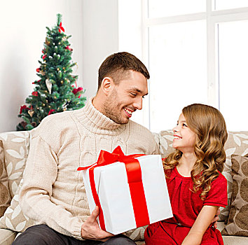 家庭,休假,人,概念,父亲,女儿,礼盒,上方,客厅,圣诞树,背景