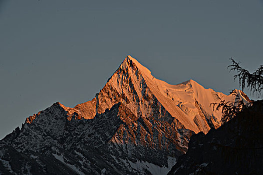 高原湖泊倒影雪山神山秋天落日余辉