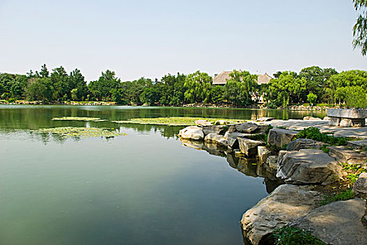 中国高等学府北京大学未名湖湖畔