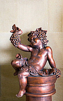 手拿葡萄的铜制雕塑