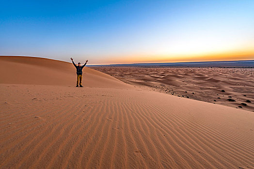 男青年,手臂,空气,沙丘,日出,却比沙丘,梅如卡,撒哈拉沙漠,摩洛哥,非洲