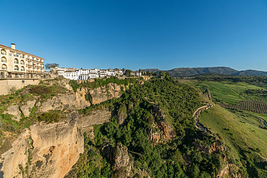 西班牙安达卢西亚著名小镇龙达悬崖边的景观