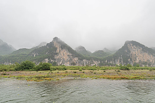 烟雨中的中国桂林漓江山水风光