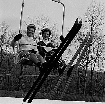 两个女人,坐,滑雪缆车,看镜头,微笑