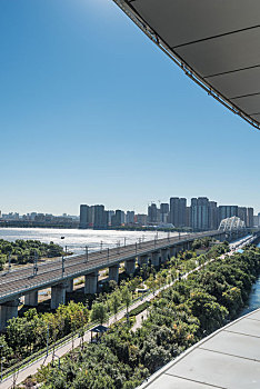 中国哈尔滨秋季晴天下的松花江铁路大桥