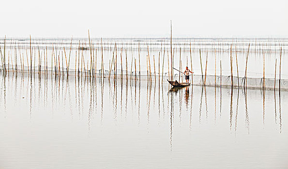 渔民在湖中劳动的景象