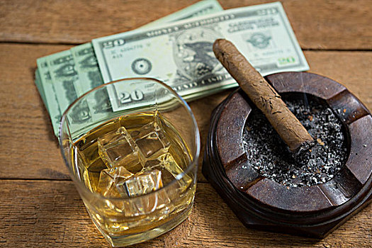 俯拍,威士忌酒,雪茄,纸币,木桌子