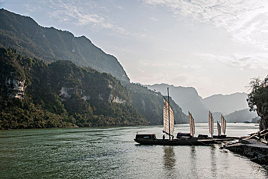 湖北夷陵长江三峡灯影峡里的峡江帆船