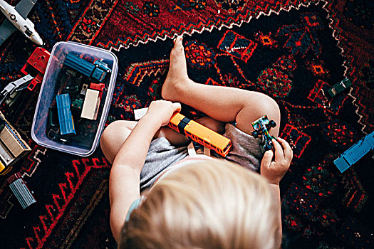 俯视,男孩,坐,地毯,玩,玩具火车