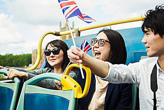 微笑,男人,摆动,英国国旗,两个女人,黑发,坐,上面,双层巴士