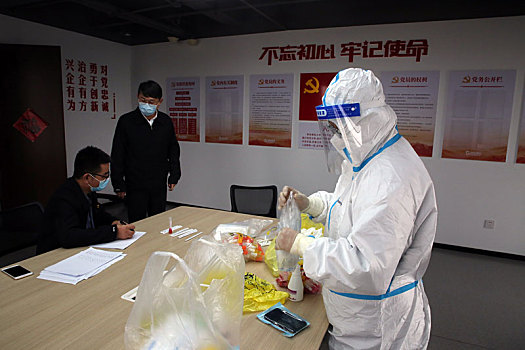 山东省日照市,疫情防控进入第10天,企业员工有序排队做第四次核酸检测