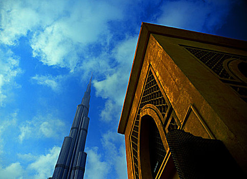 迪拜塔与阿拉伯传统建筑