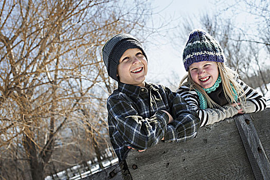 冬季风景,雪,地上,两个孩子,编织,帽子,靠着,栅栏