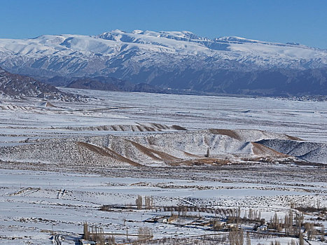 新疆哈密,雪后天山,冰清玉洁,尽显巍峨