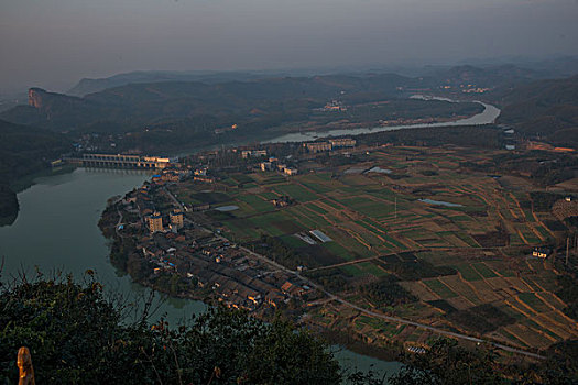 山,丹霞,河流,蓝天,黄昏,大气,田野,水电站,村庄,驴友,旅行,地质公园,丹霞地貌,绿色,灌木,树,草,水潭,素材,平面设计