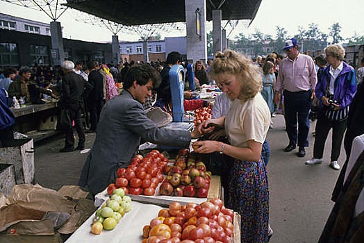 俄罗斯,西伯利亚,伊尔库茨克,市场一景,男人,销售,西红柿,苹果