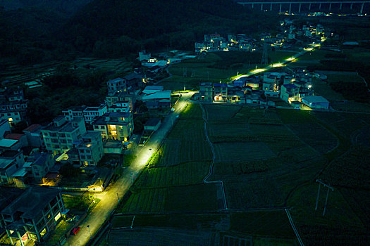 广西蒙山县太阳能路灯照亮村屯之夜