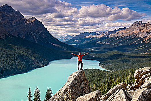 男人,伸展胳膊,岩石,俯视,佩多湖,加拿大,落矶山
