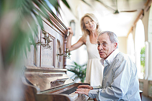 老人,唱,钢琴