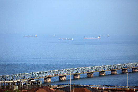 山东省日照市,雨过天晴的港口,运输生产繁忙有序