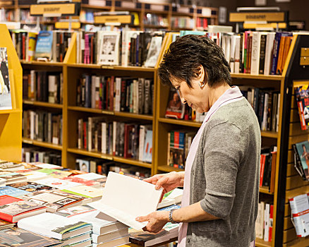 亚裔美国人,女性,浏览,书本,书店