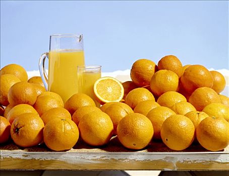 水罐,玻璃,橙汁,橘子,一半,蓝色背景