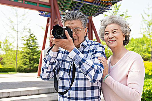 老年夫妻旅游