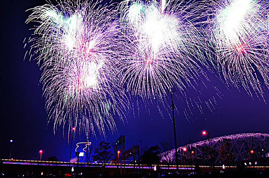 烟花在夜空中绽开