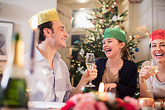 幸福之家,纸,冠,享受,圣诞晚餐,喝,香槟,笑