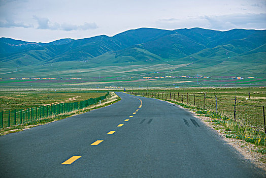 草原公路山峰