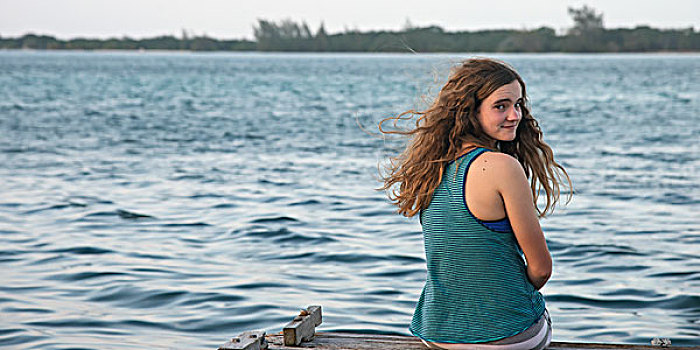 女孩,坐,边缘,码头,海湾群岛,洪都拉斯