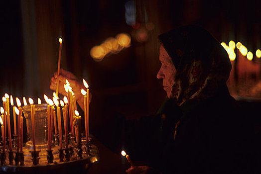 俄罗斯,西伯利亚,教堂,室内,女人,崇拜,亮光,蜡烛
