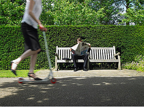 男人,读报纸,公园长椅