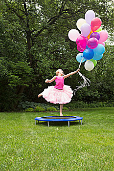 玩耍,女孩,跳跃,蹦床,拿着,气球,后院