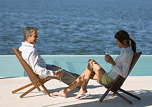 坐,夫妇,靠近,海洋,折叠躺椅,喝,香槟