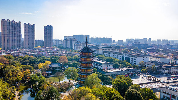 航拍江苏省常州天宁区红梅公园与天宁寺