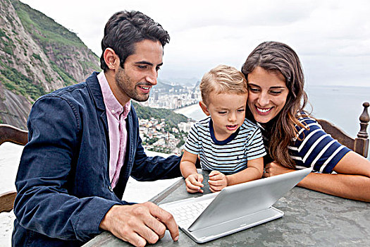 年轻家庭,笔记本电脑,里约热内卢,巴西