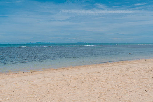 阳光下的泰国苏梅岛海边沙滩风景