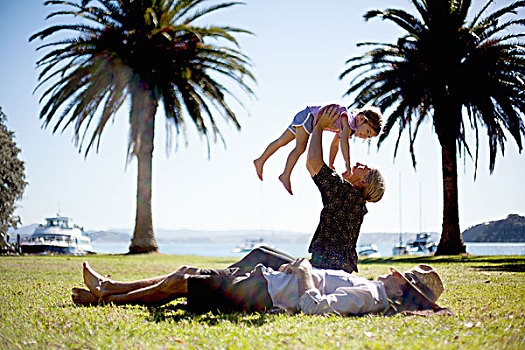 母亲,举起,向上,女儿,公园,新西兰