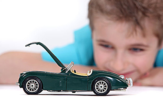 小男孩,看,玩具车