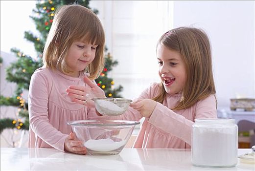 圣诞节烤饼,两个女孩,筛,糖粉
