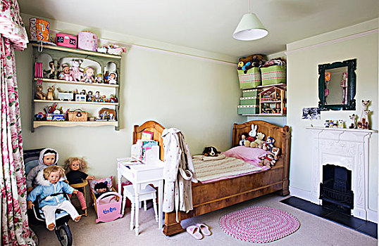 坚实,木头,床,壁炉,放置,娃娃,毛绒玩具,角,童房,怀旧,氛围