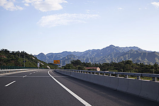 平坦干净的高速公路