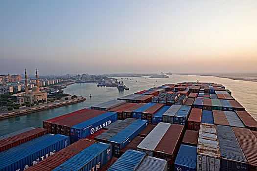 集装箱船,苏伊士运河