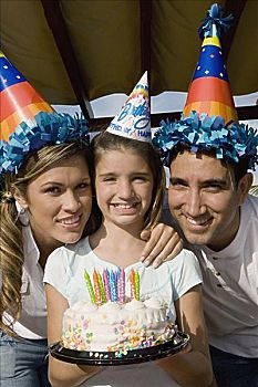 一个,女孩,肖像,父母,拿着,生日蛋糕,微笑