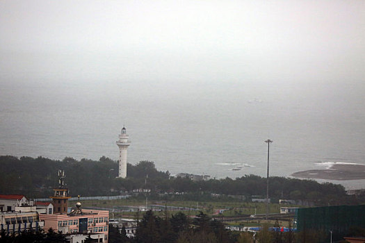 山东省日照市,阴雨绵绵的港城,港口作业未受影响