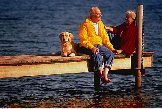 夫妻,金毛猎犬,坐,码头