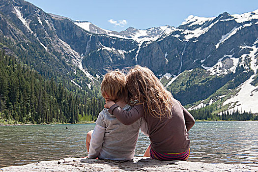 孩子,兄弟姐妹,享受,风景,山,冰川国家公园,蒙大拿,美国